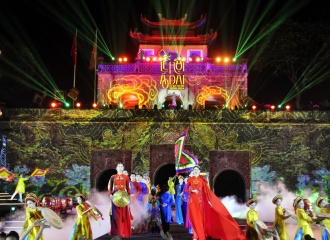 Hanoi Ao Dai Tourism Festival 2024 re-enacts heroic history