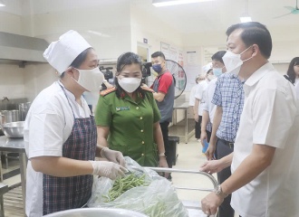 Hanoi protects students from toxic food at school gates