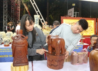 Visitors explore local products at Hanoi's agricultural fair