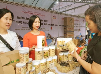 Quoc Oai hosts exhibition of OCOP products and handicrafts