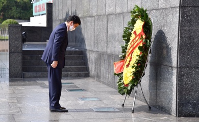 Photo of the Day: Japan Defense Minister lays a wreath at President Ho Chi Minh Mausoleum