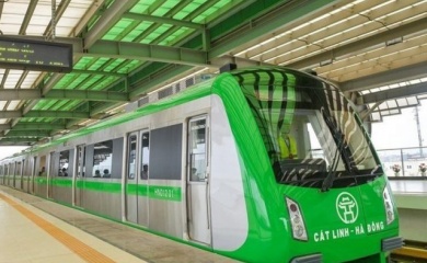 Many Hanoians eager to travel on sky train 