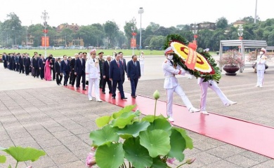 State and Hanoi leaders commemorate President Ho Chi Minh's birthday