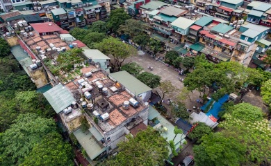 Hanoi to build regulations on renovating and rebuilding old apartments 