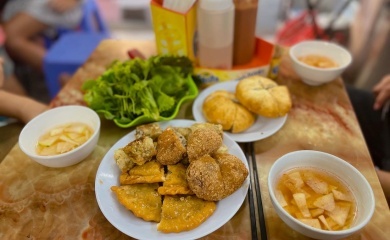 Ly Quoc Su Food Street: not only famous for pho