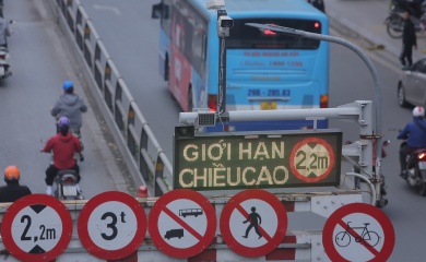 Hanoi pilots installing smart road signs for remote alert