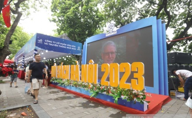 Hanoi Book Fair attracts readers and tourists at weekend