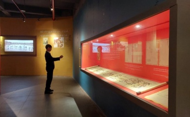 Hanoi exhibition unveils imperial golden seals and books