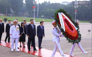 Chinese President Xi Jinping lays wreath at Ho Chi Minh Mausoleum