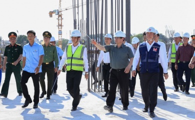 Prime Minister makes field trips to key projects in Hanoi, HCMC