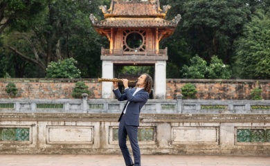 [Video] Hanoi beauties in sax legend Kenny G's music video