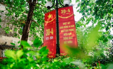 Hanoi streets colored ahead of Reunification Day 