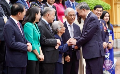 Vietnam seeks further contributions from overseas Vietnamese 