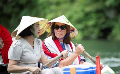 After Hanoi, Australia’s Senate President visits Trang An Landscape Complex 