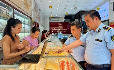 Hanoi market watchdog checks gold firms, stores