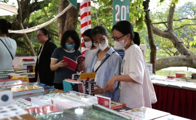 Over 16,000 books donated to Hanoi students affected by natural disasters