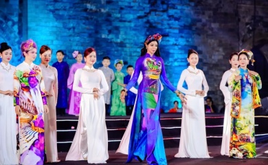 Ambassadors' spouses perform ao dai parade at Thang Long Imperial Citadel