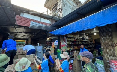 Quoc Oai  helps Phu market vendors move to temporary location