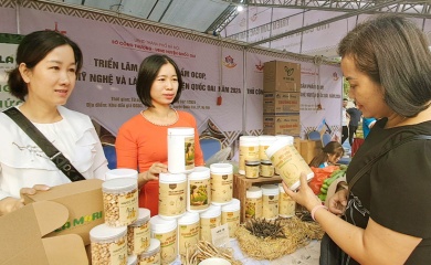 Quoc Oai hosts exhibition of OCOP products and handicrafts