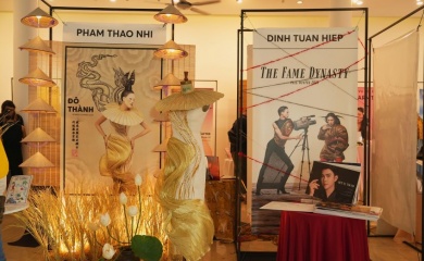 Fashion show hits Trang Tien runway