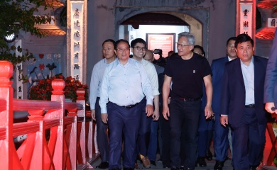 NVIDIA CEO Jensen Huang enjoys night walk in Hanoi 