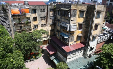 Hanoi urged to prioritize its old apartment renovation