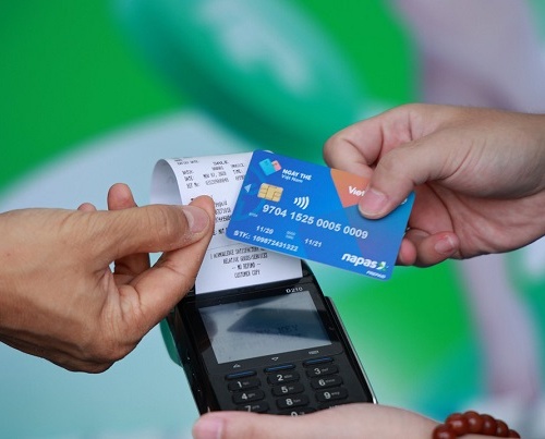 Vietnam banks speed up replacement of magnetic cards